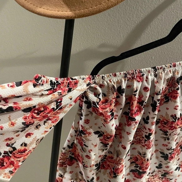 Free kisses off the shoulder floral blouse top size Medium - Picture 6 of 11
